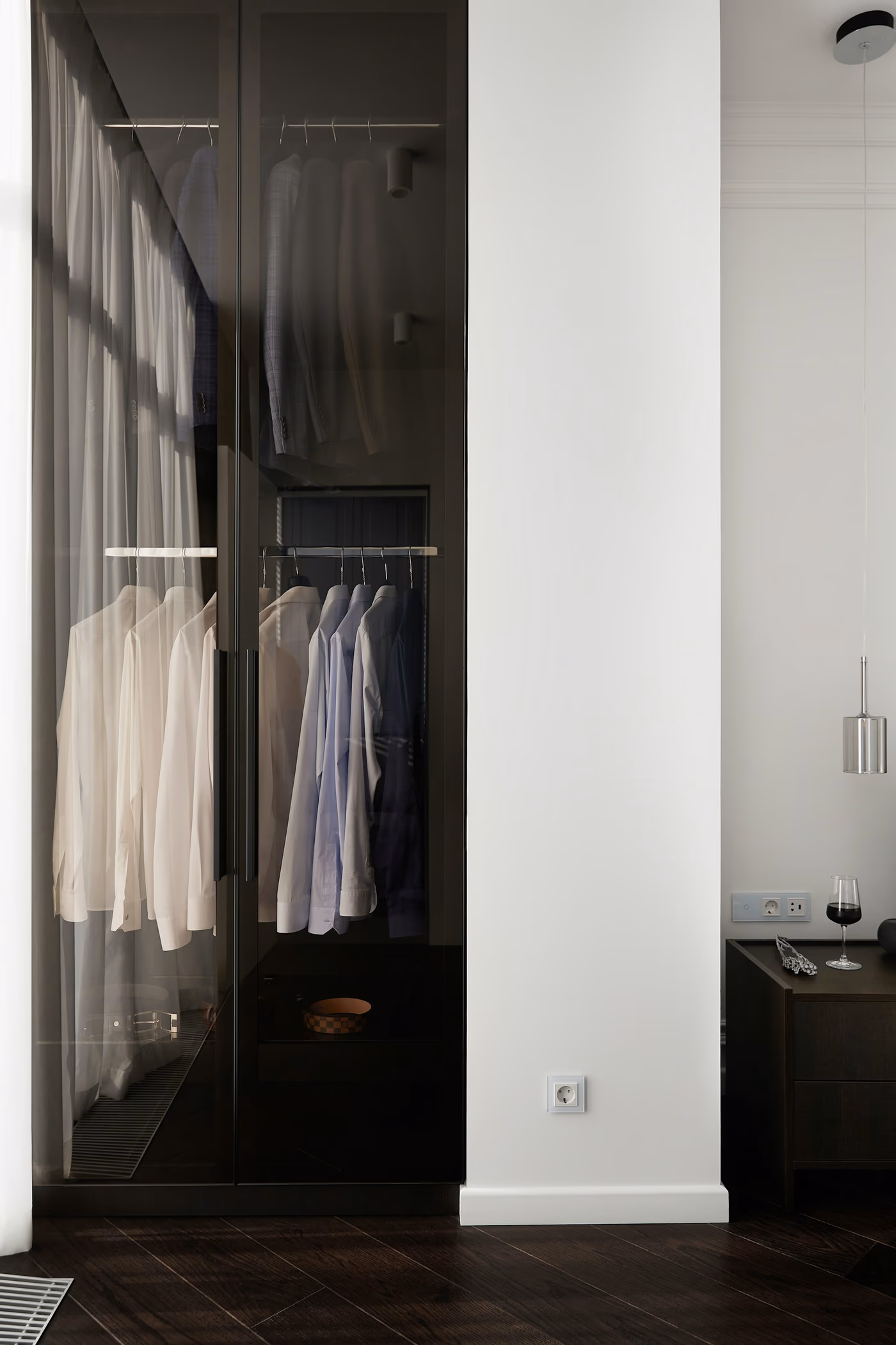 Closet planejado setorizado por tipo de peça: cabideiro, prateleiras e sapateira
