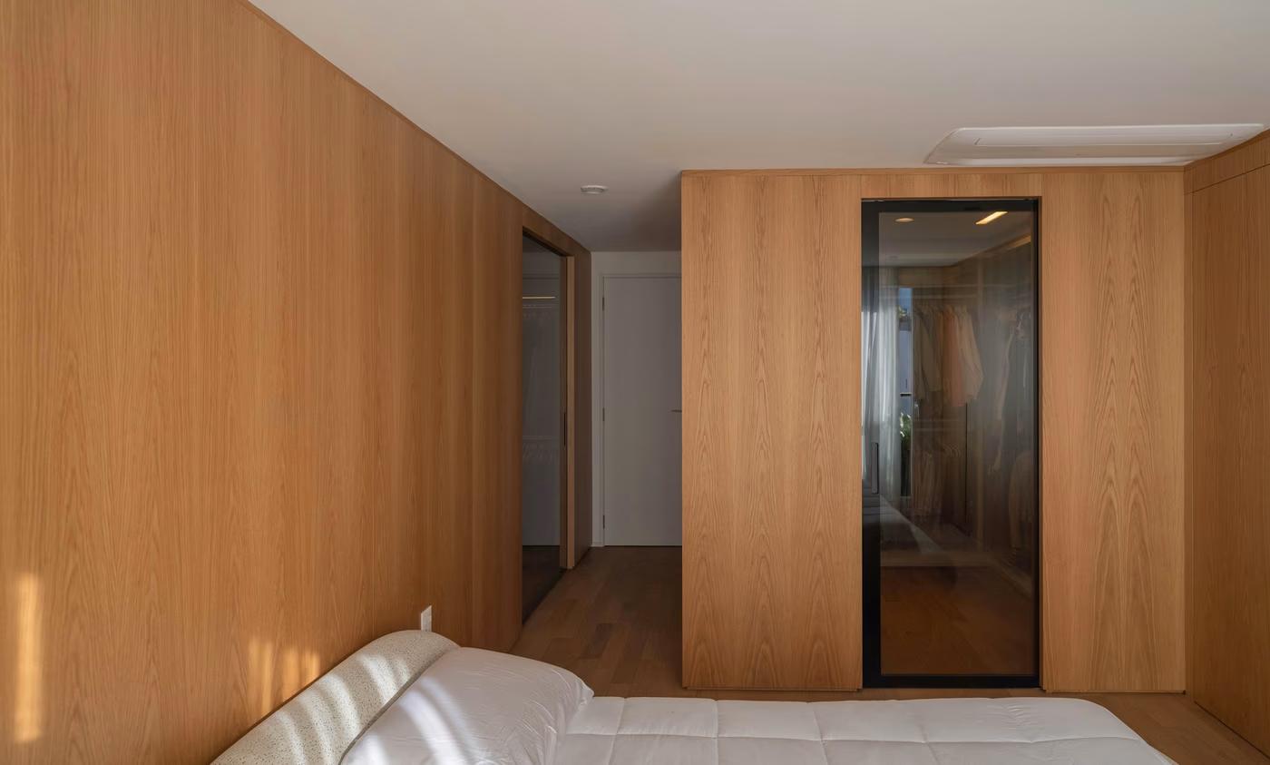 Prateleira de closet planejado com iluminação em LED embutida