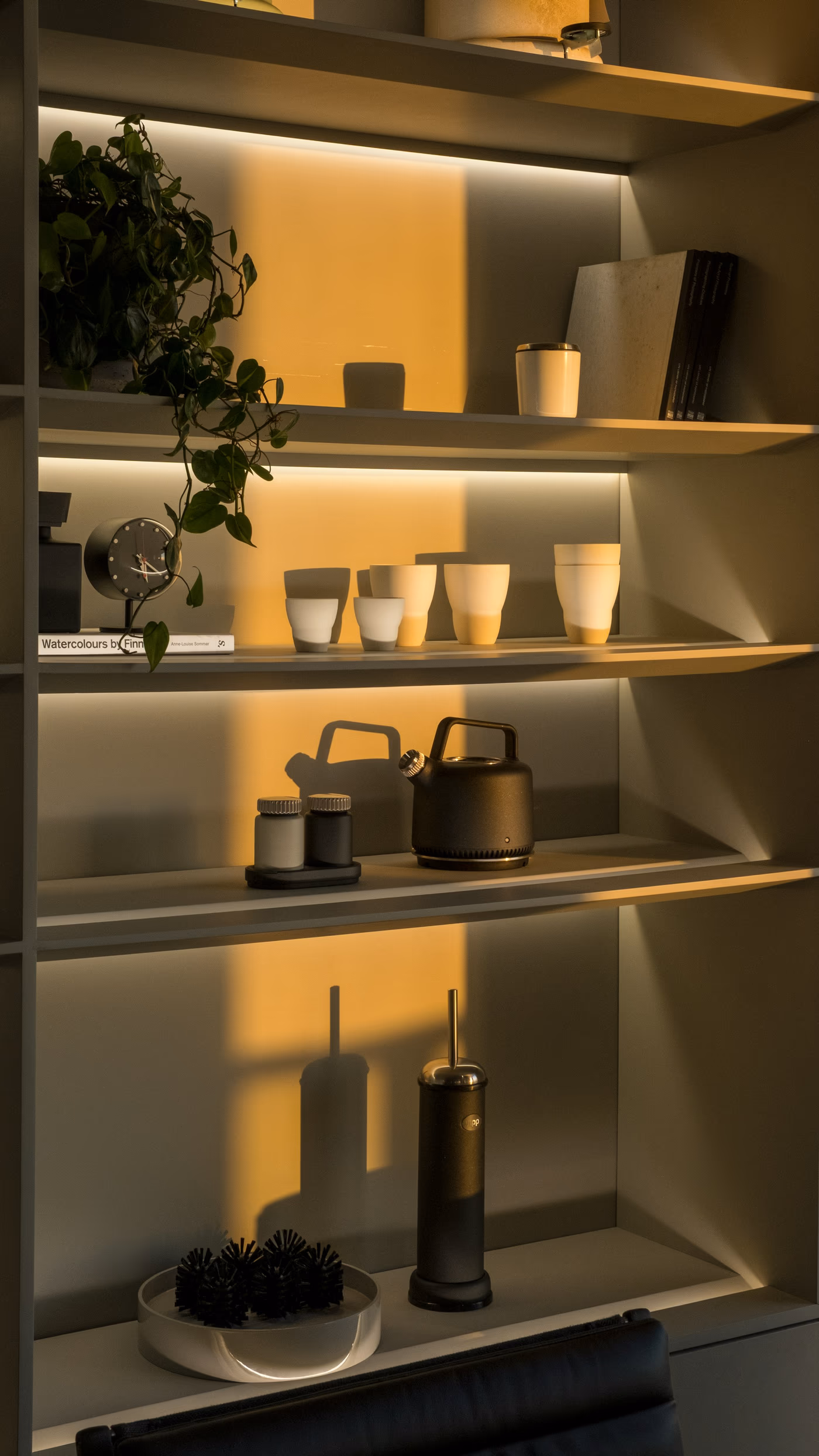 Vista geral de um closet planejado em formato de U totalmente organizado