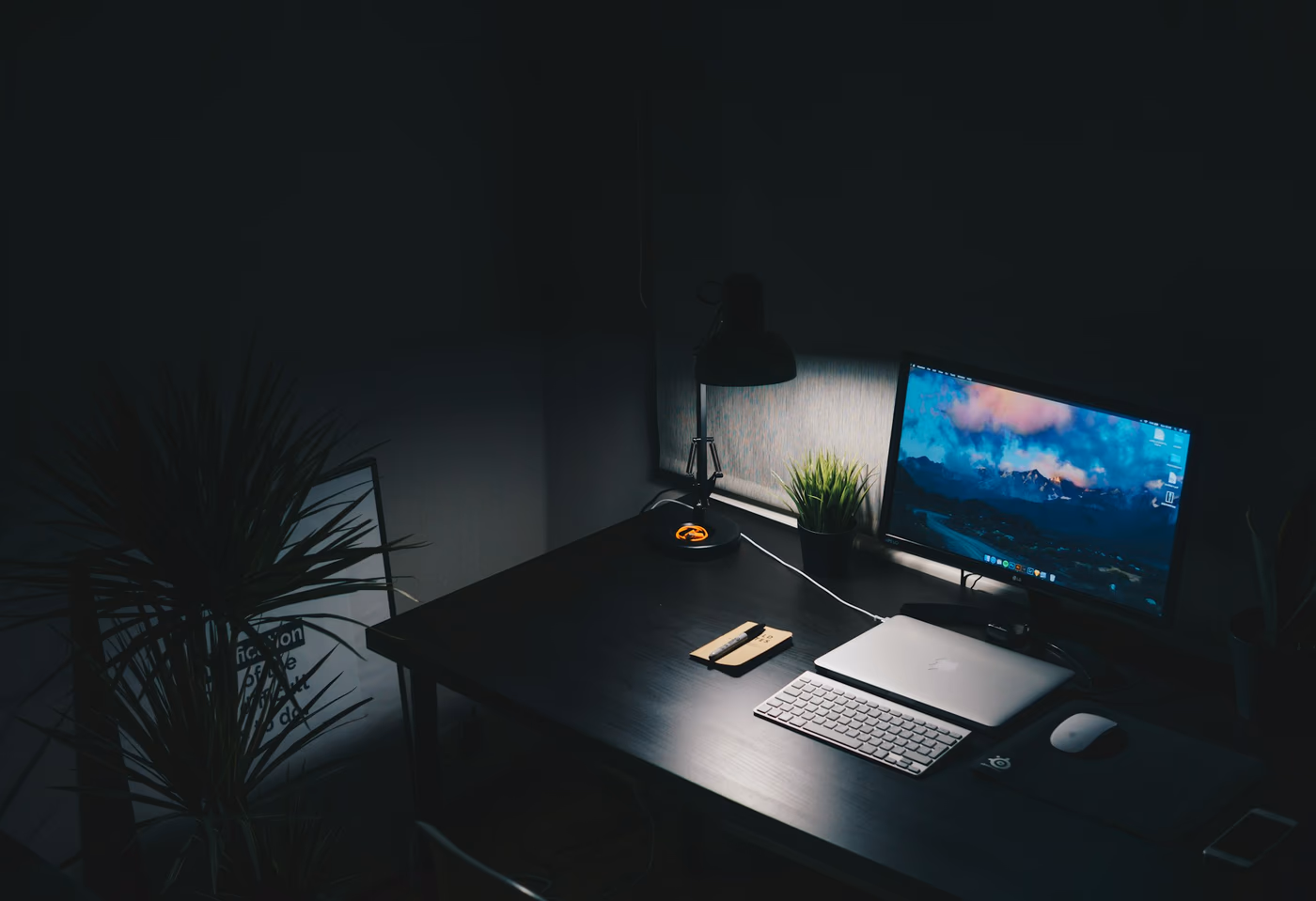 Bancada de home office planejada com profundidade adequada e nicho vertical de armazenamento