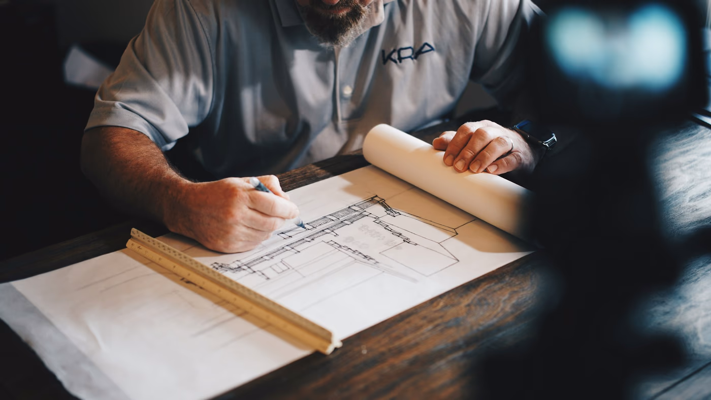 Levantamento de medidas e desenho técnico do ambiente durante a visita