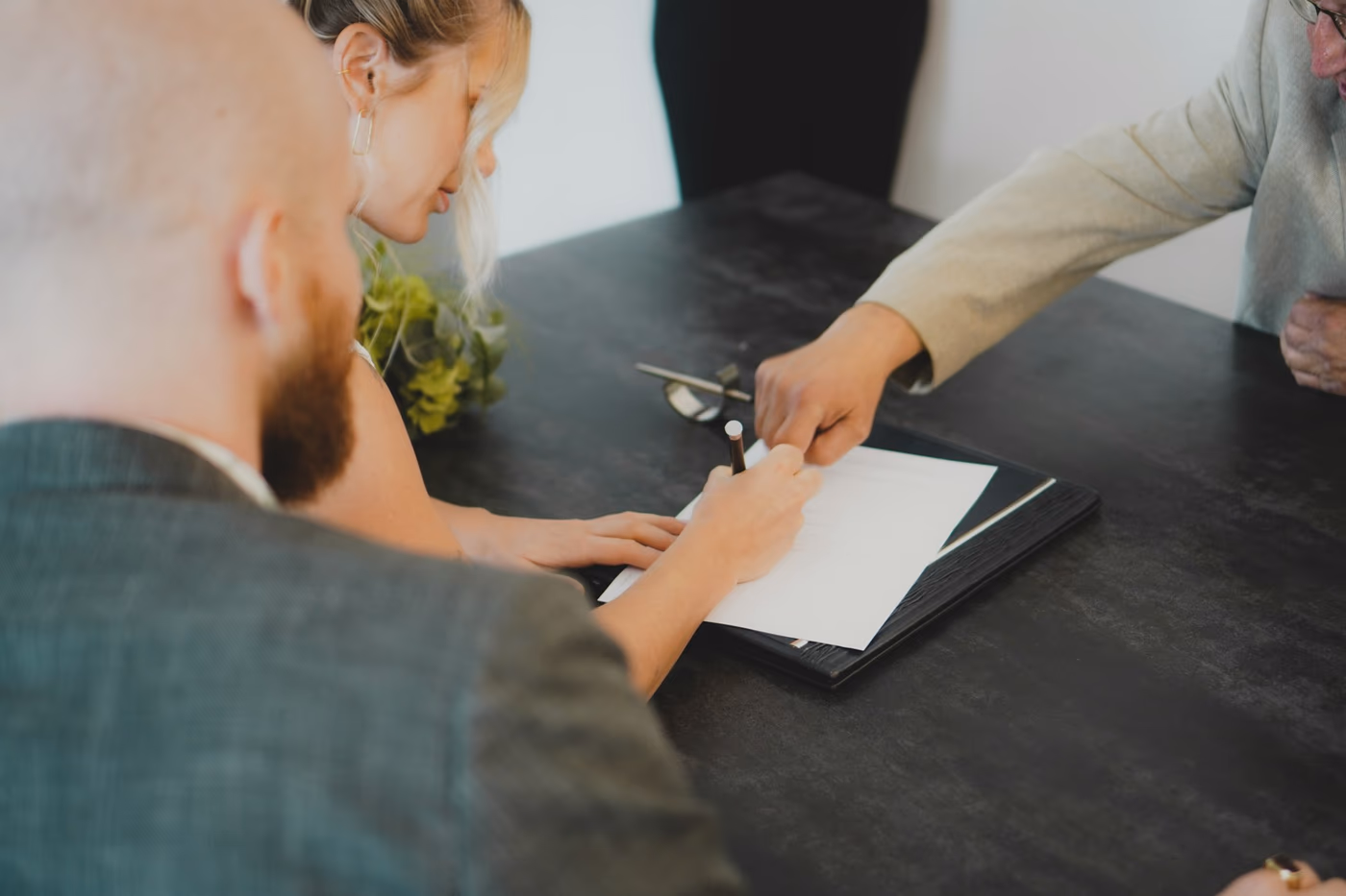 Cliente assinando o contrato após aprovar o projeto e o cronograma