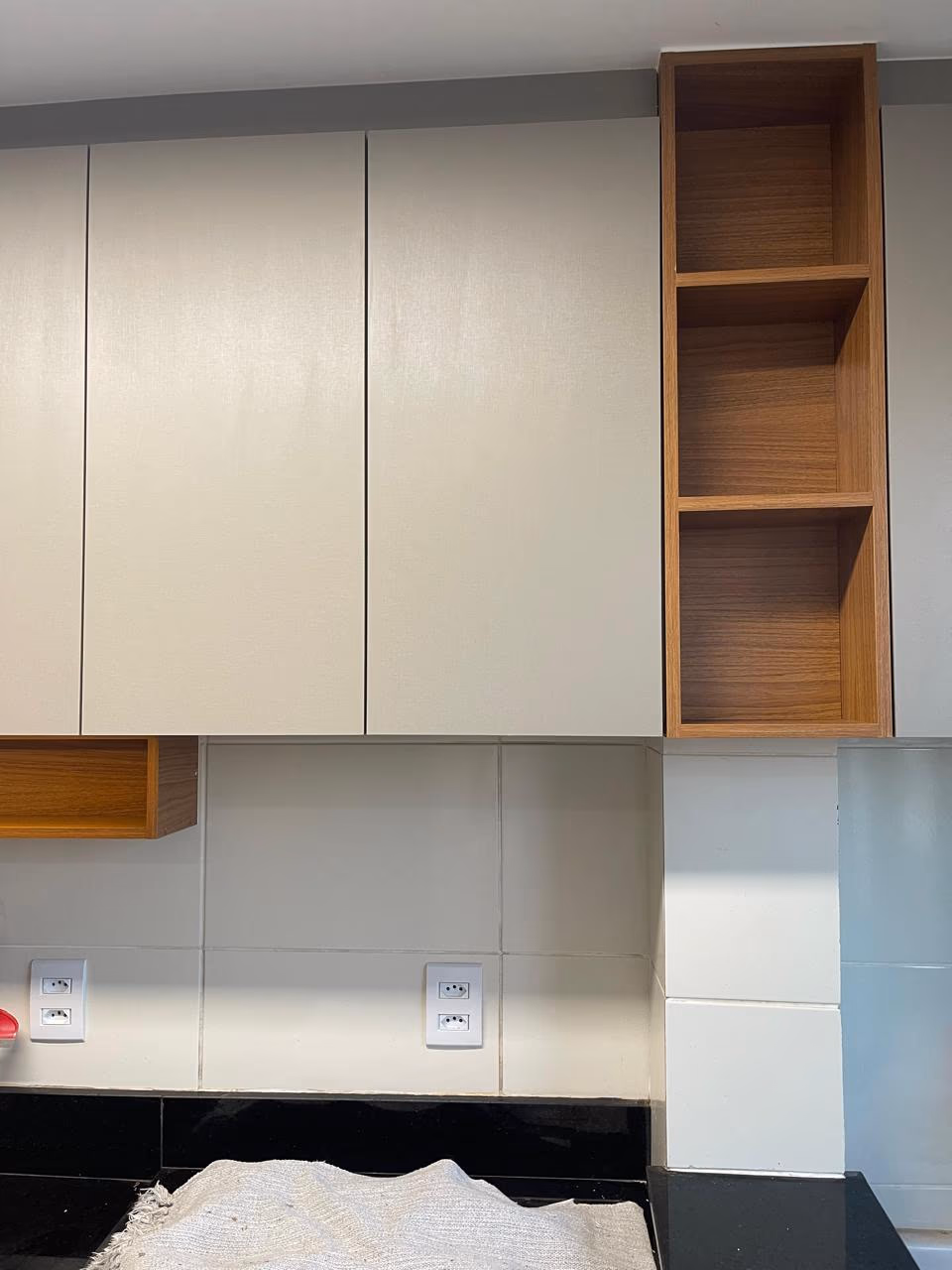Cozinha com armário integrado de área de serviço — foto 2
