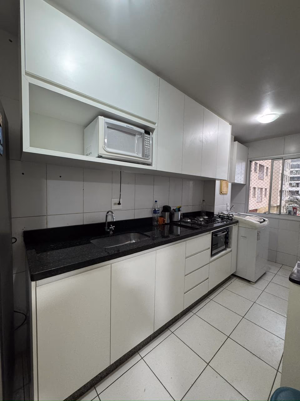 Foto do projeto: Cozinha planejada branca e compacta, em Brasília, DF