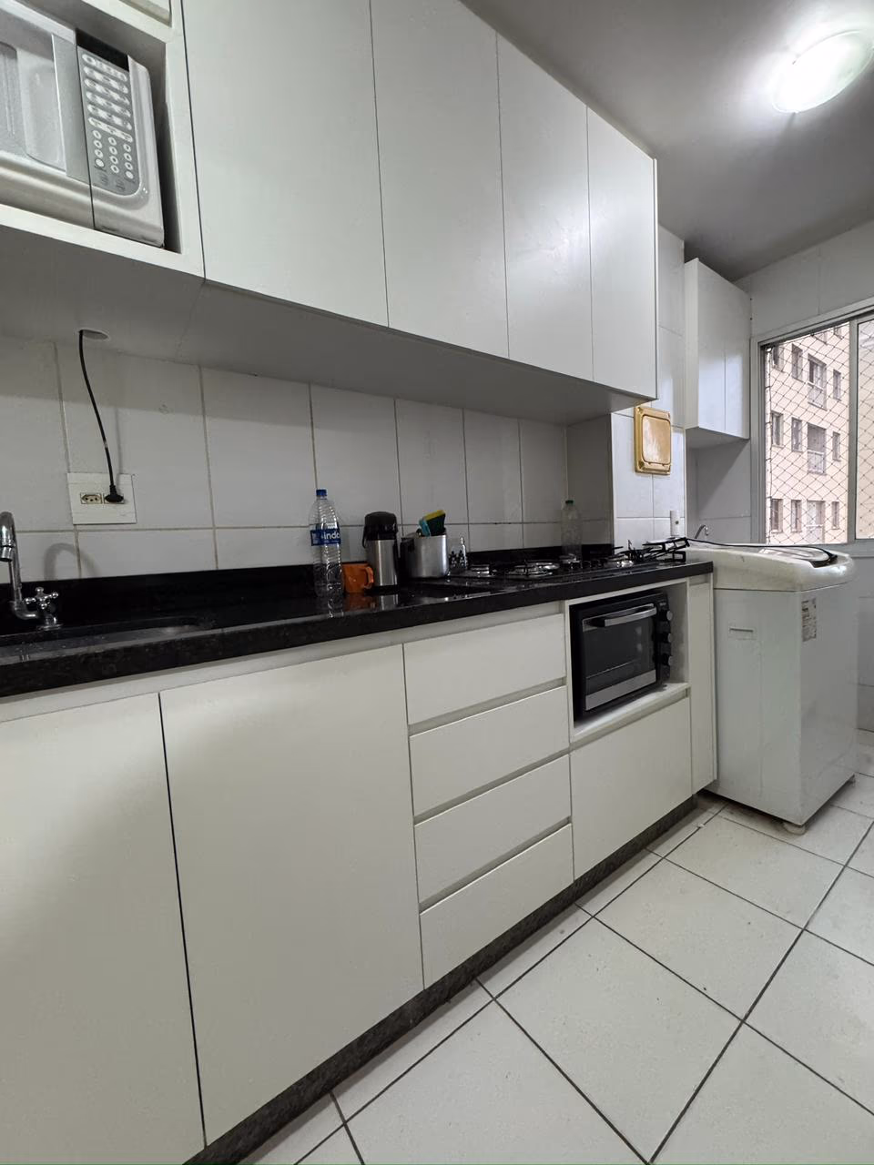 Cozinha planejada branca e compacta — foto 2