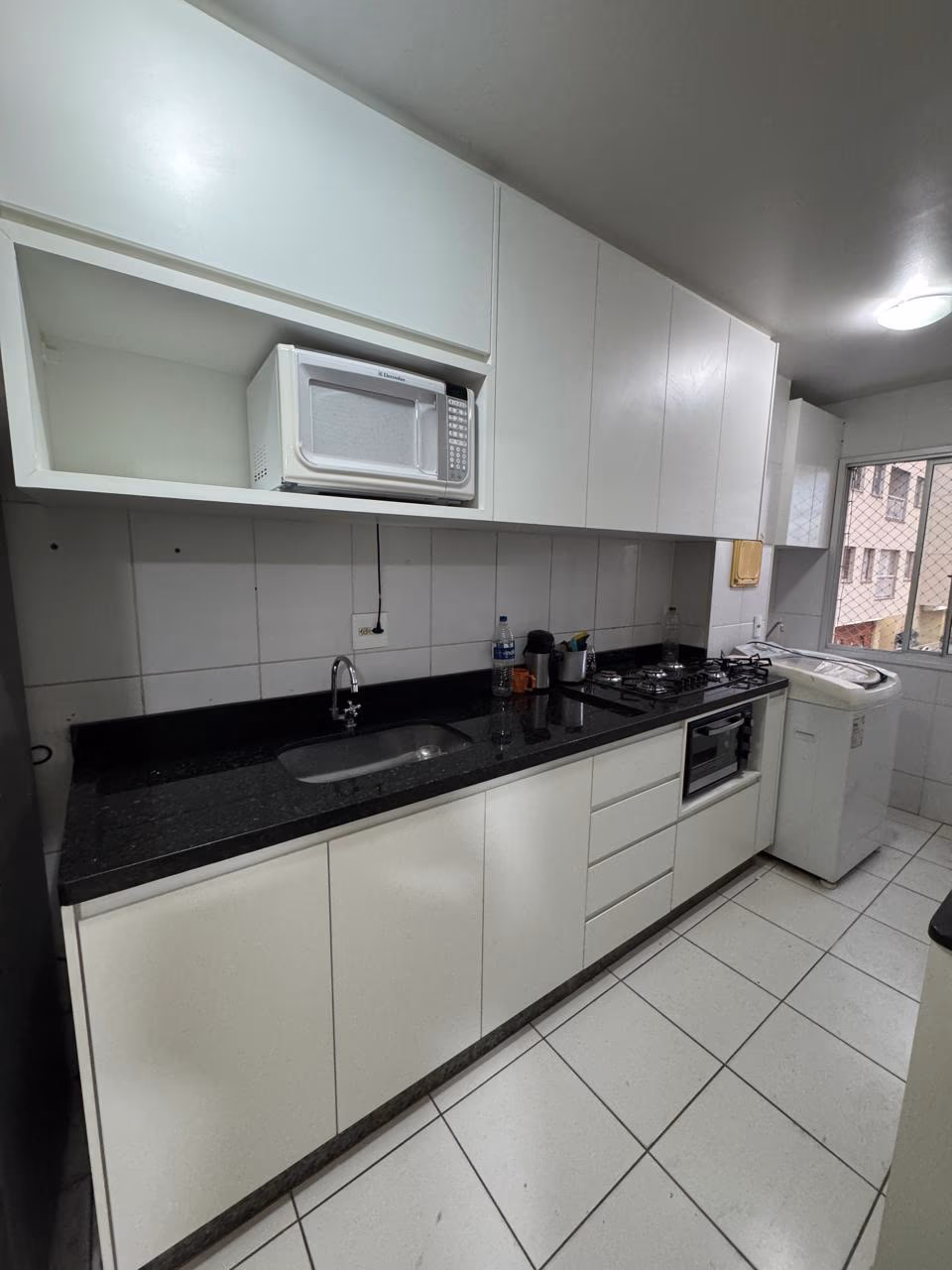 Cozinha planejada branca e compacta — foto 4