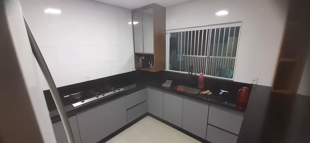 Foto do projeto: Cozinha com bancada preta em L, em Brasília, DF