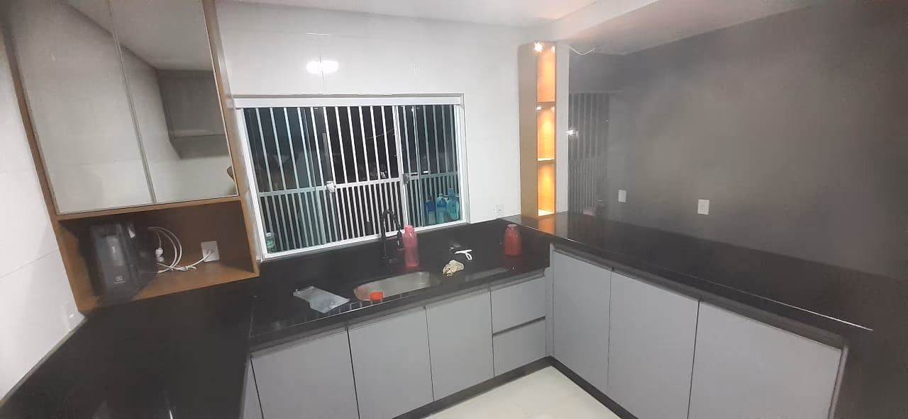 Cozinha com bancada preta em L — foto 2