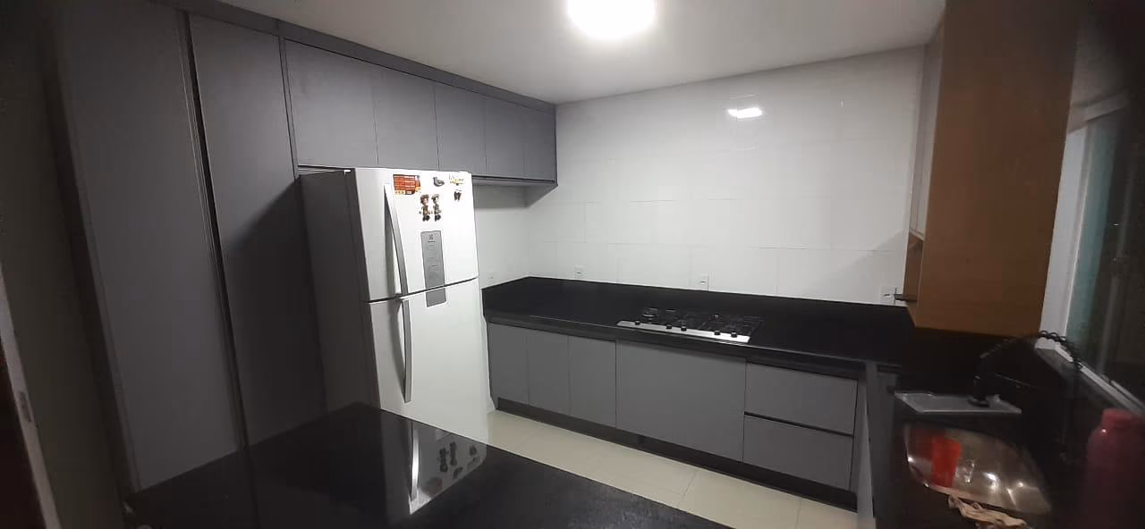 Cozinha com bancada preta em L — foto 3