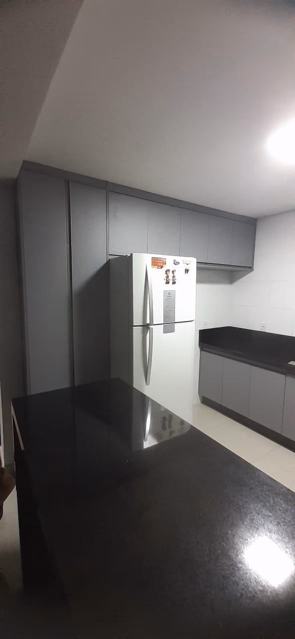 Cozinha com bancada preta em L — foto 4