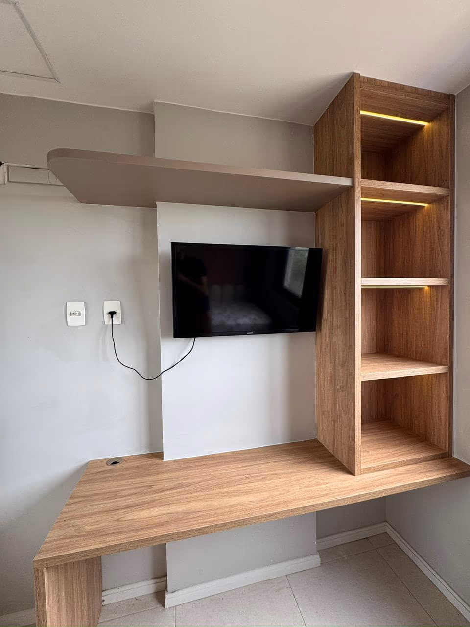 Foto do projeto: Quarto com home office integrado, em Brasília, DF