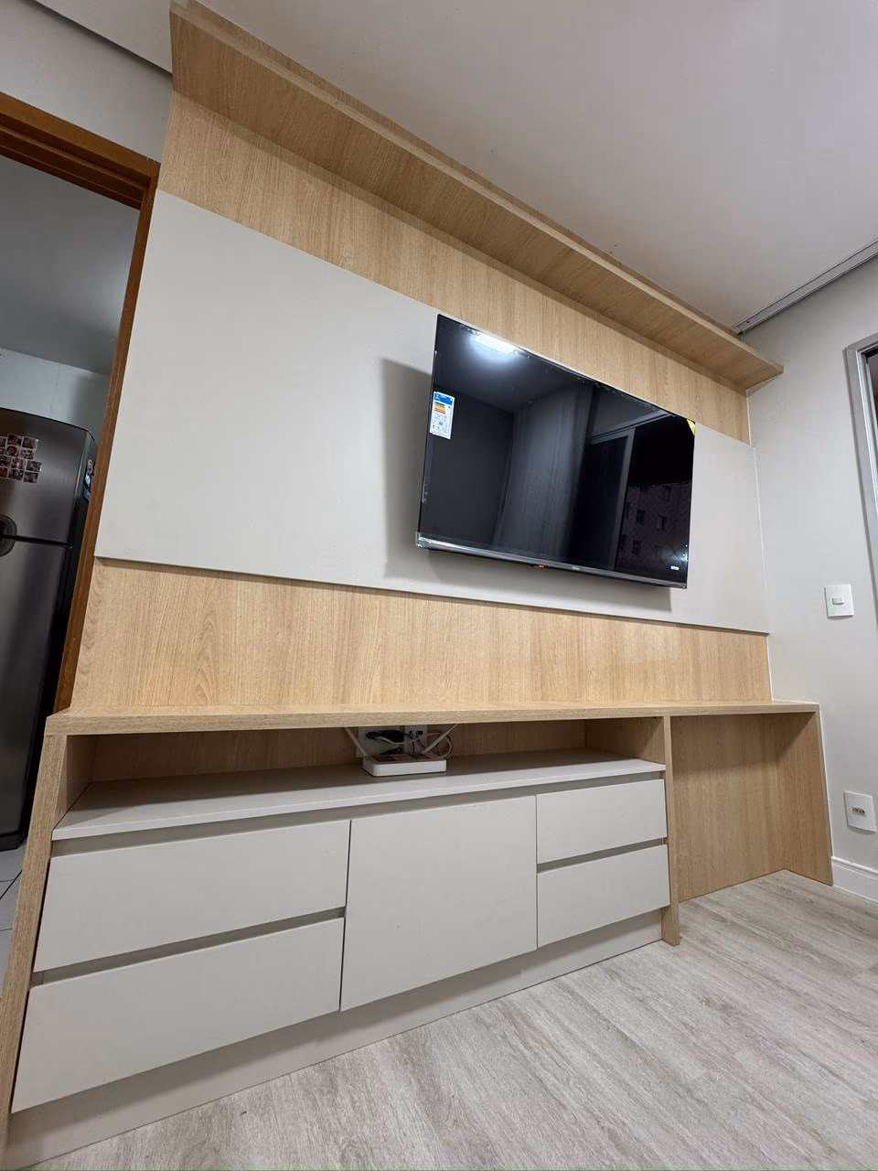 Sala com painel de TV bege e madeira — foto 2
