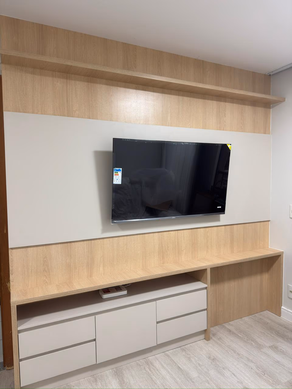 Sala com painel de TV bege e madeira — foto 3