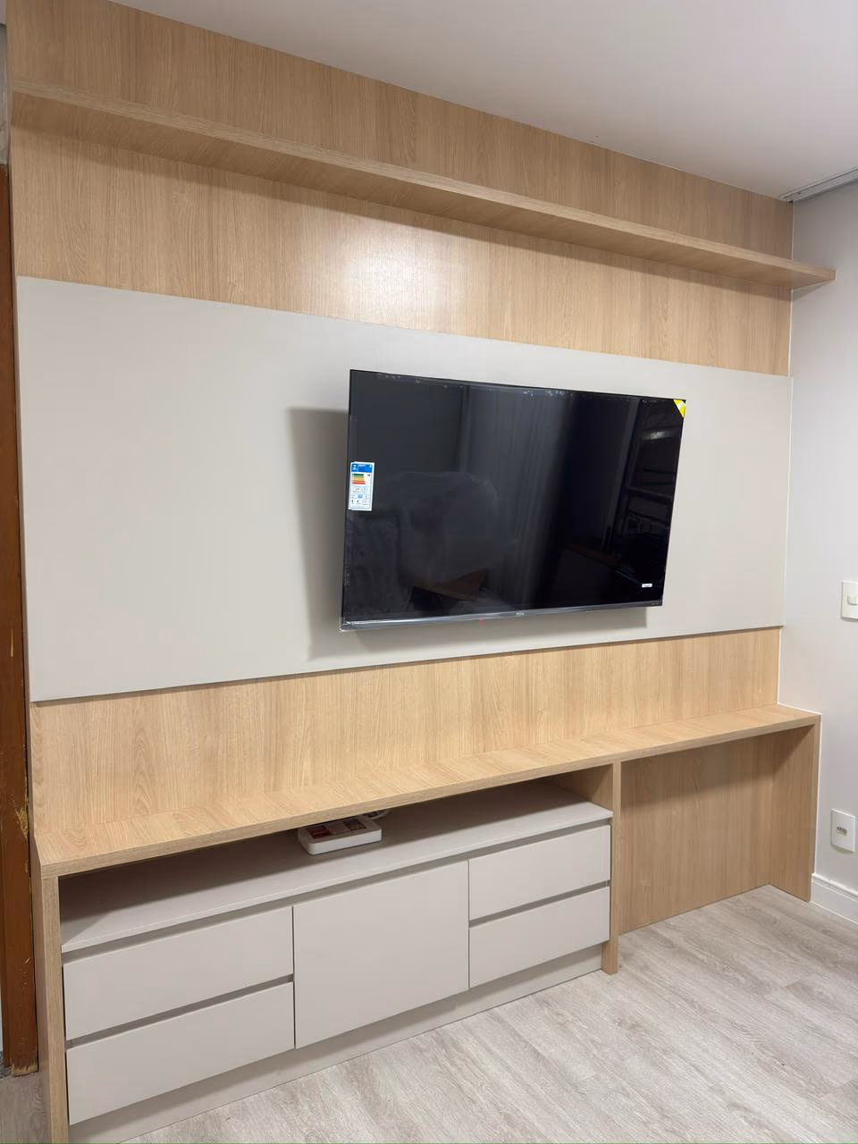 Sala com painel de TV bege e madeira — foto 4